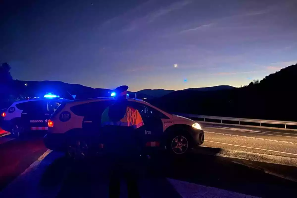 Imatge dels Mossos d'Esquadra en un control nocturn a Catalunya
