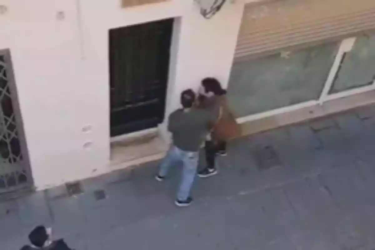 Imatge d'una agressió a ple carrer a Sant Feliu de Guíxols per part d'un home a la seva exparella