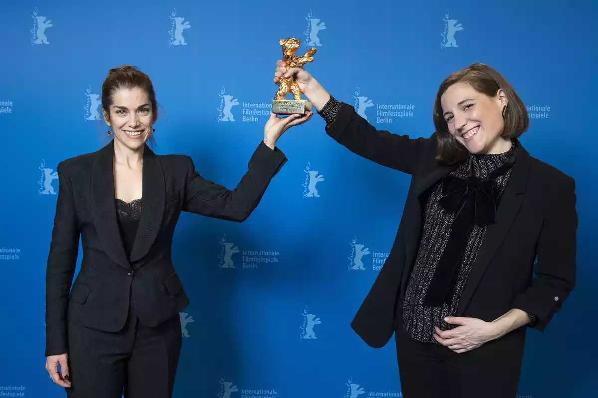 La directora de cinema Carla Simón, a la dreta, mostra l'Os d'Or de la Berlinale aconseguit amb el film 'Alcarràs'