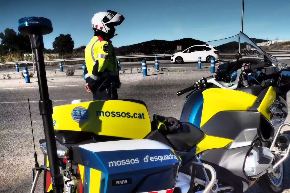 Un agent dels Mossos d'Esquadra amb una motocicleta