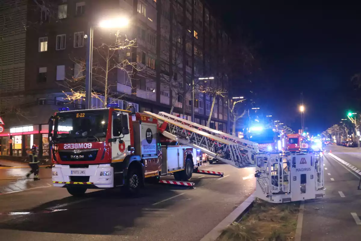 Un camió dels Bombers de Barcelona durant un incendi a l'avinguda Paral·lel