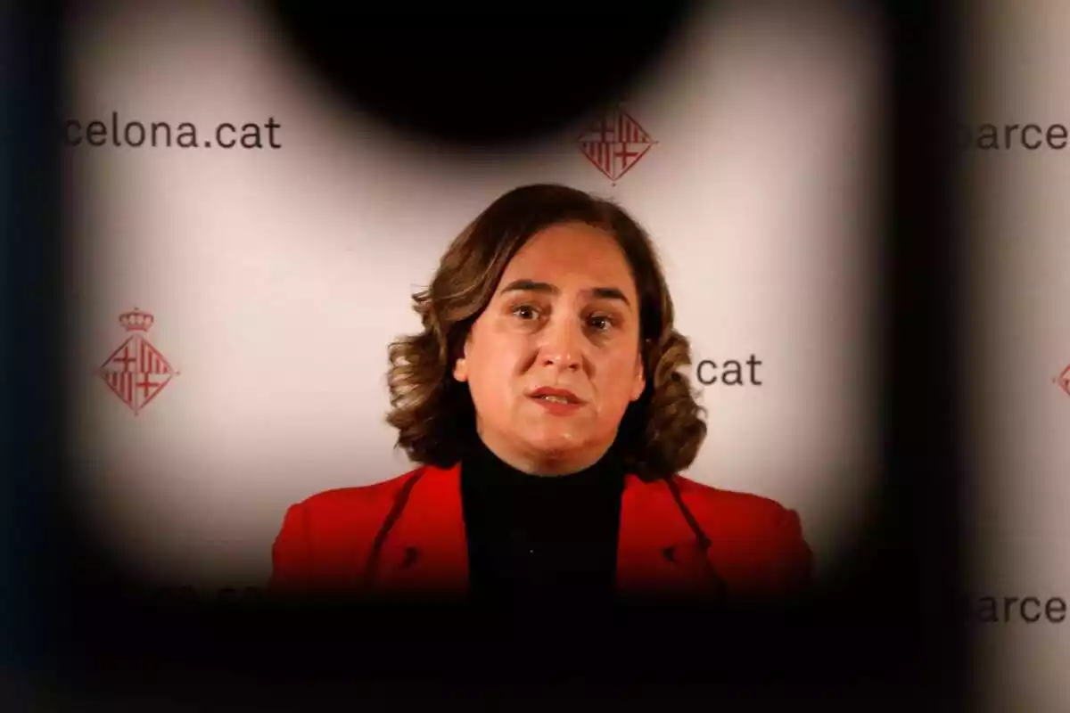 Ada Colau en una compareixença des de l'Ajuntament de Barcelona