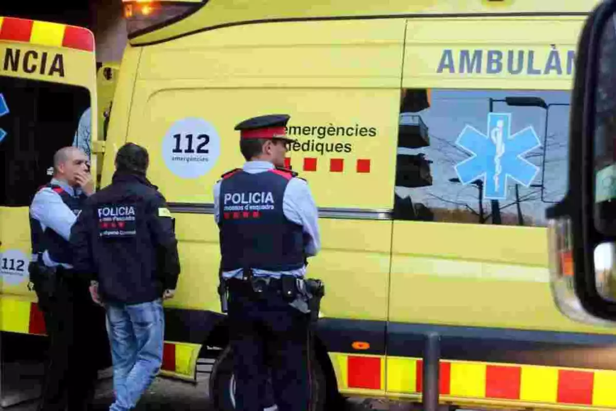 Agents dels Mossos d'Esquadra amb ambulàncies del SEM