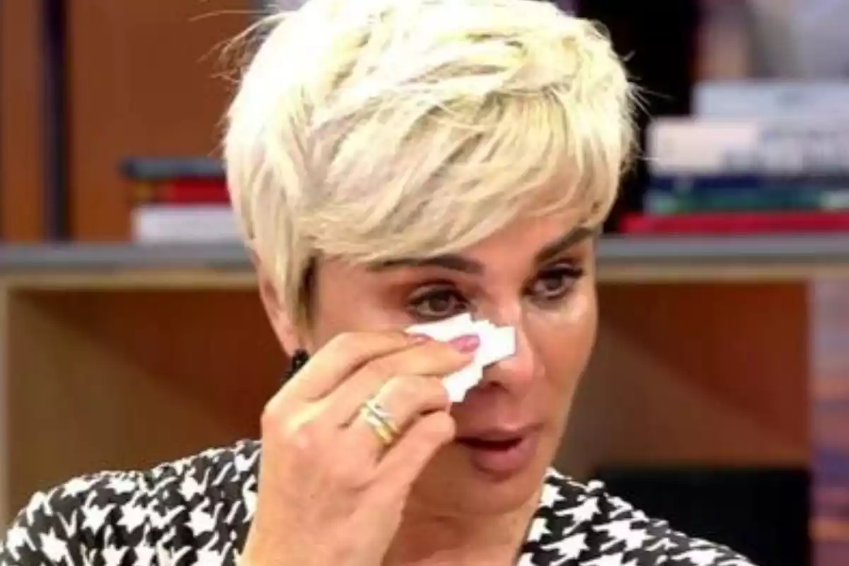 Ana María Aldón plorant a un plató de televisió.