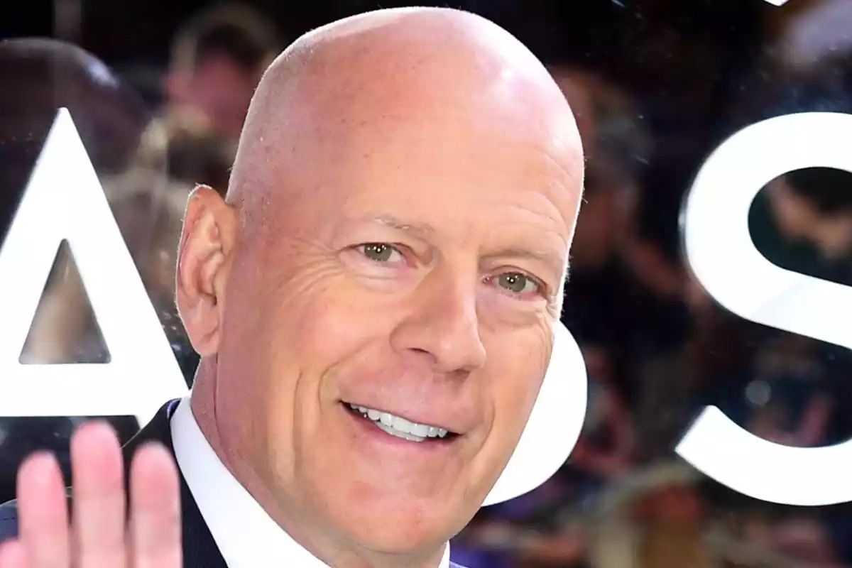 Bruce Willis somrient i saludant a càmera