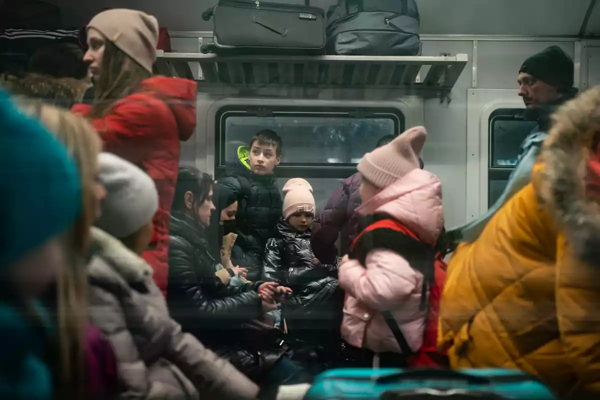 Diverses persones en un vagó a l'estació de tren de Lviv durant la invasió russa a Ucraïna