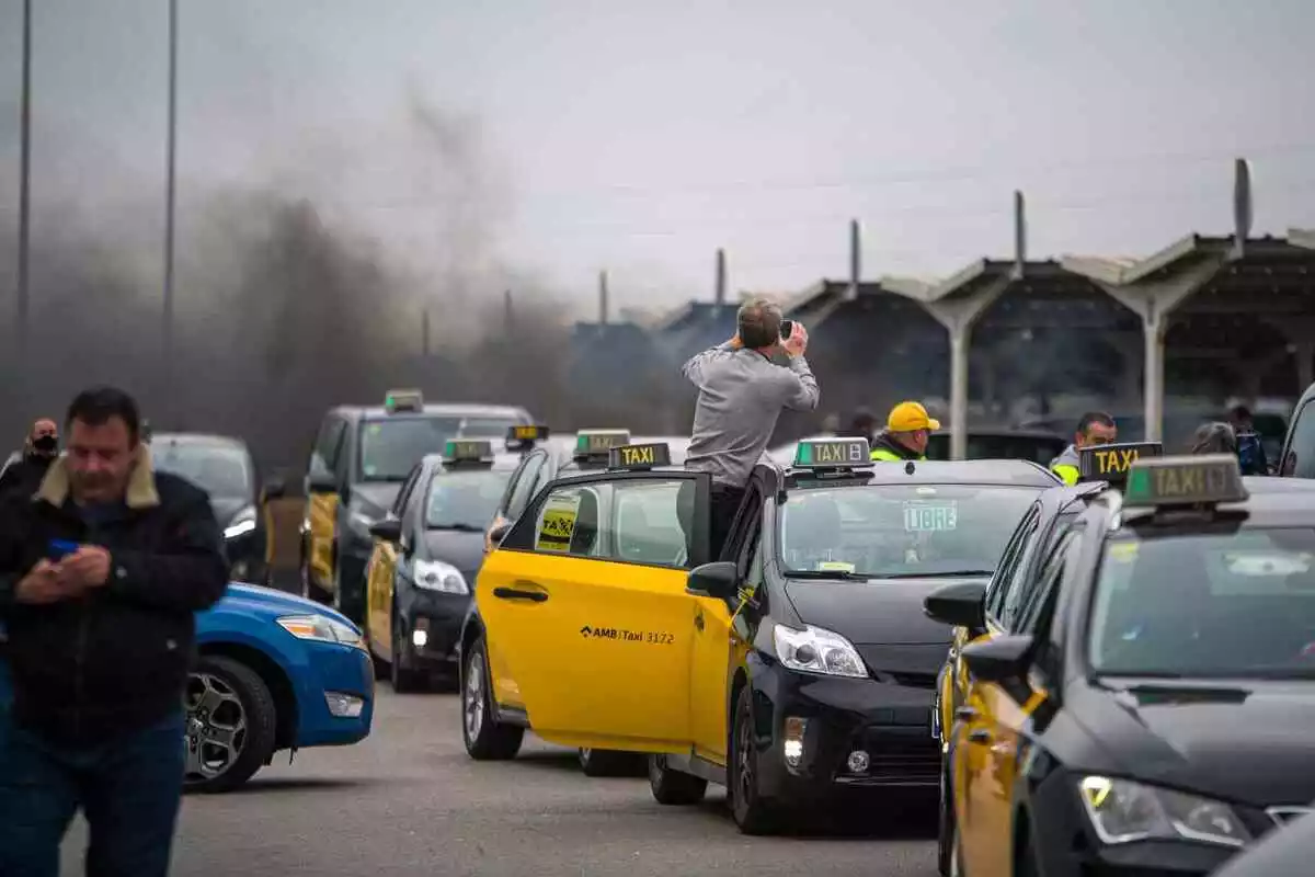 Els taxistes tornen al carrer a Barcelona per la pujada del preu dels carburants