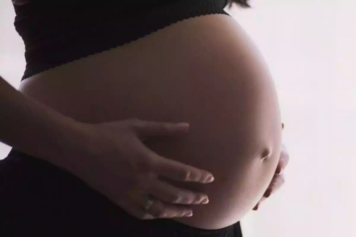 Foto de la panxa d'una dona embarassada.