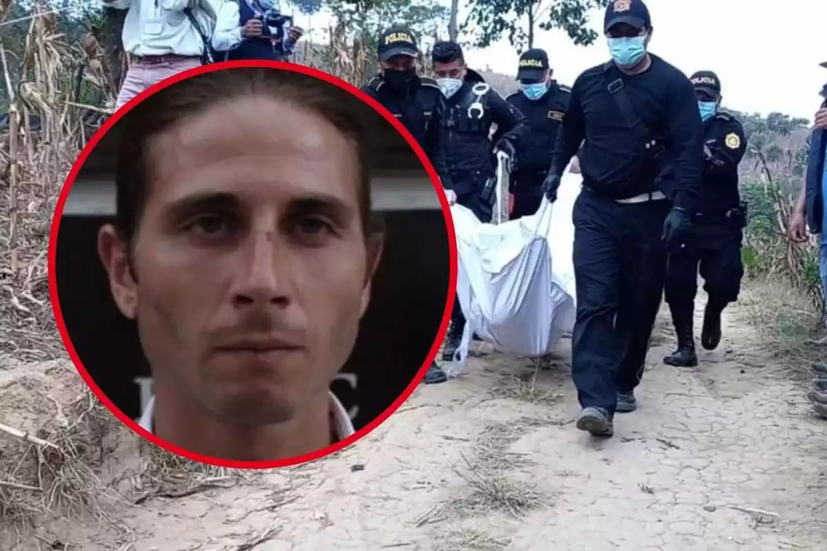 Fotomuntatge de Pau Zaragoza i agents de la policia de Guatemala portant el cadàver