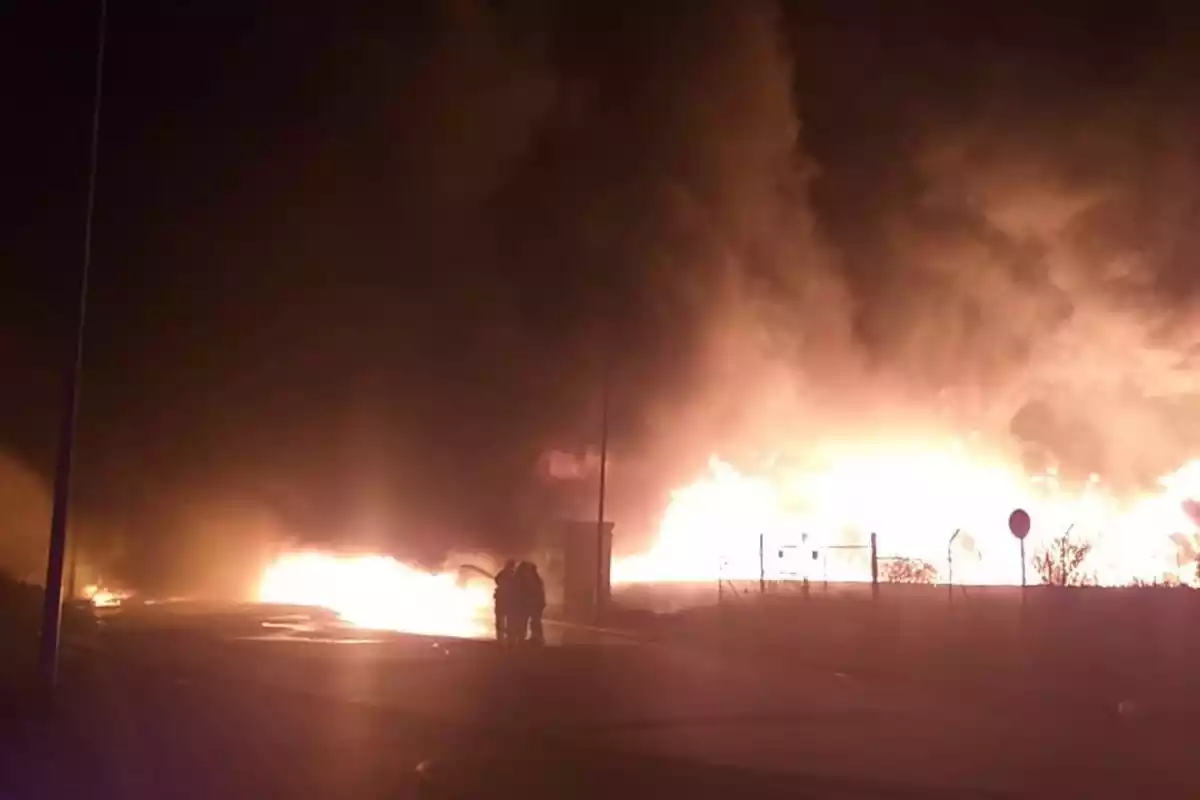 Imatge de les flames de l'incendi en una nau industrial a Montornès del Vallès