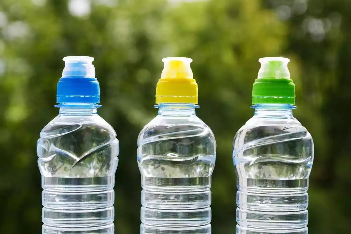 Imatge de tres ampolles de plàstic.