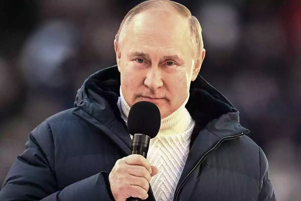 Imatge de Vladímir Putin sostenen un micròfon durant un acte a Rússia