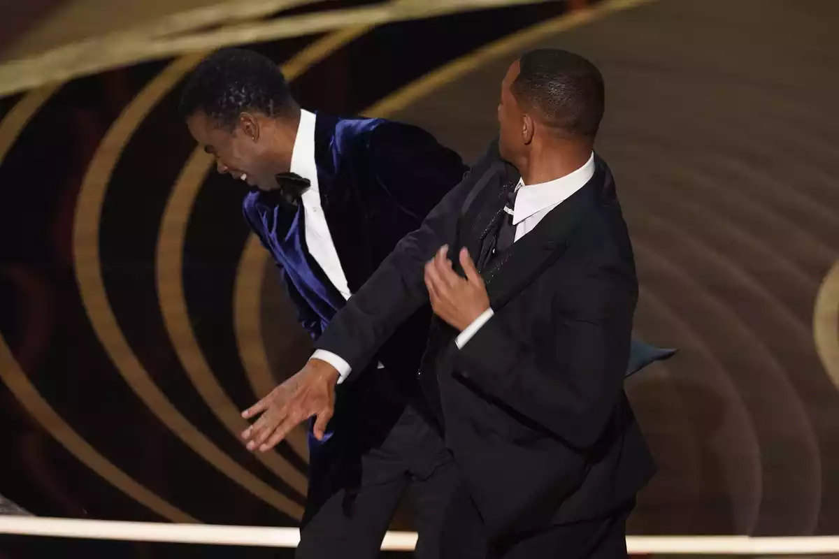 Imatge de Will Smith fent-li un cop de puny al presentador dels Oscars