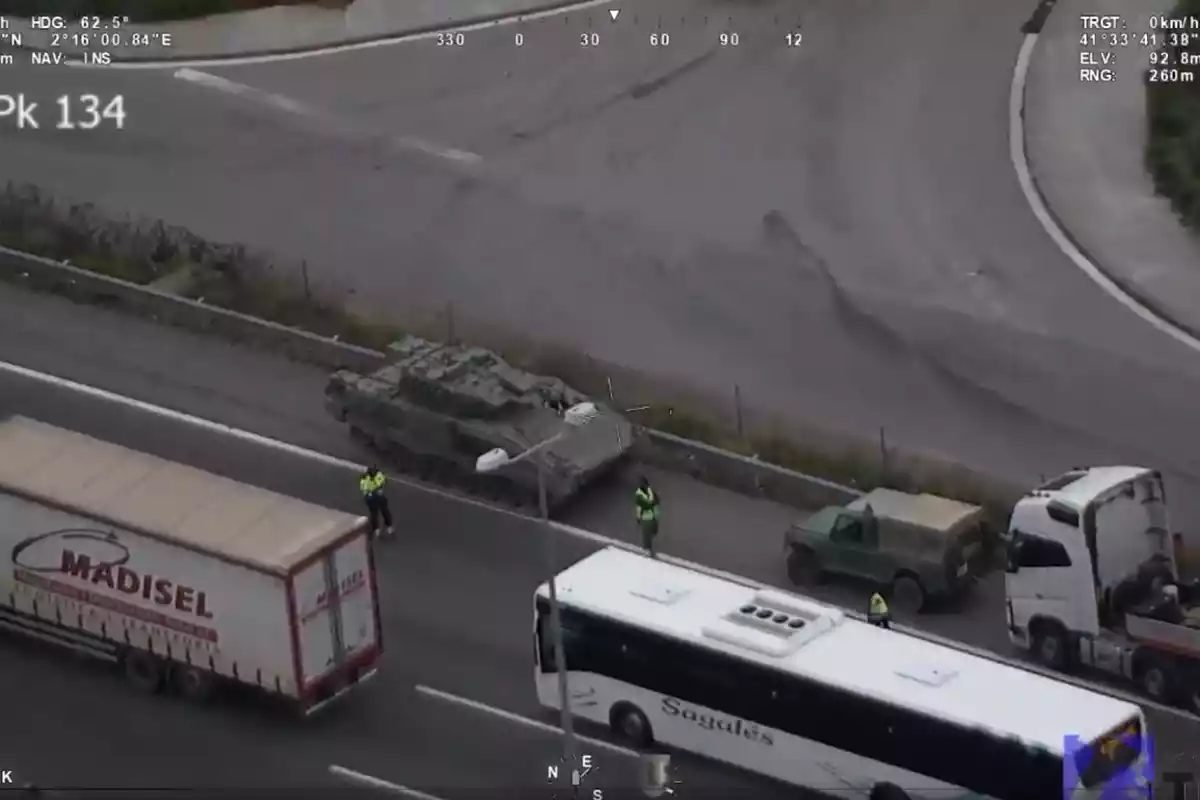 Imatge del tanc i el camió aturats a l'AP-7 entre Mollet i Montornès del Vallès