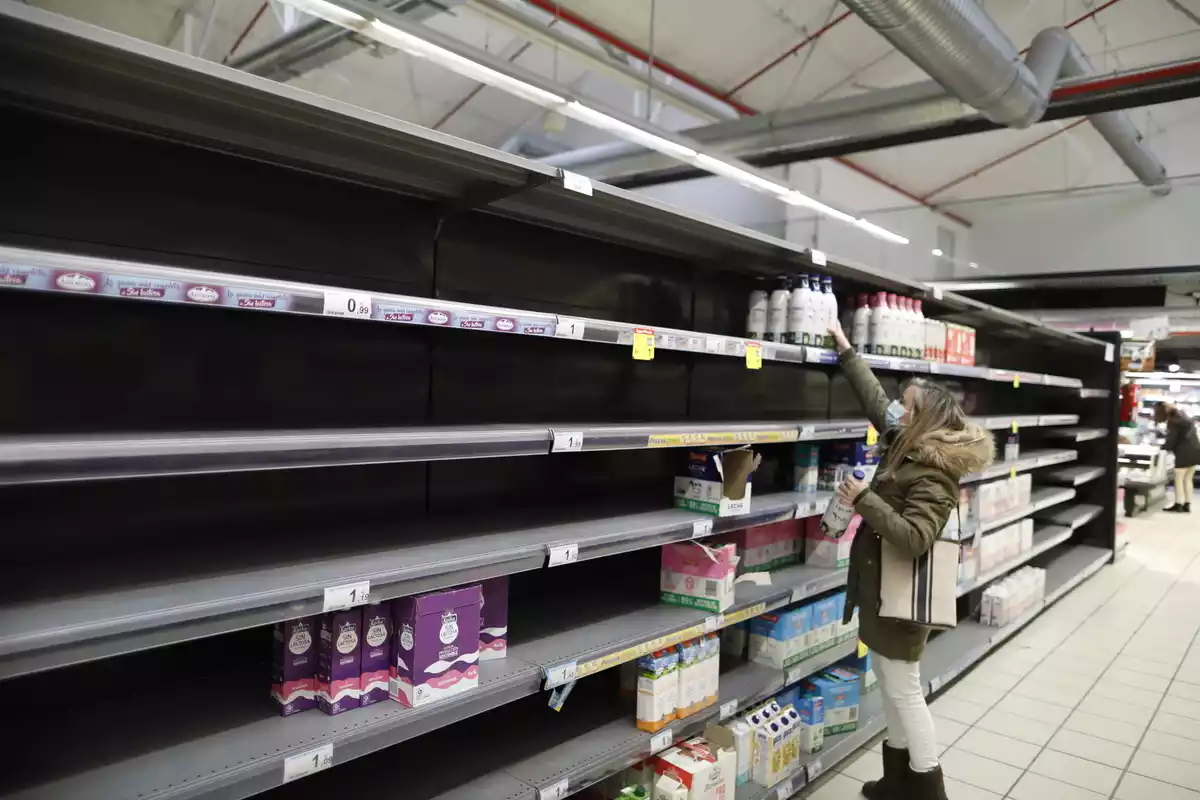 Imatge dels prestatges d'un supermercat pràcticament buits per la vaga de transportistes a Espanya.