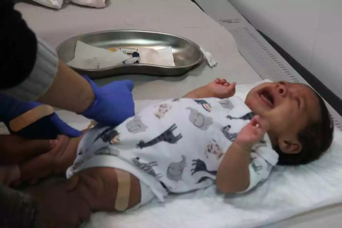Imatge d'un bebè sent vacunat contra la Covid-19