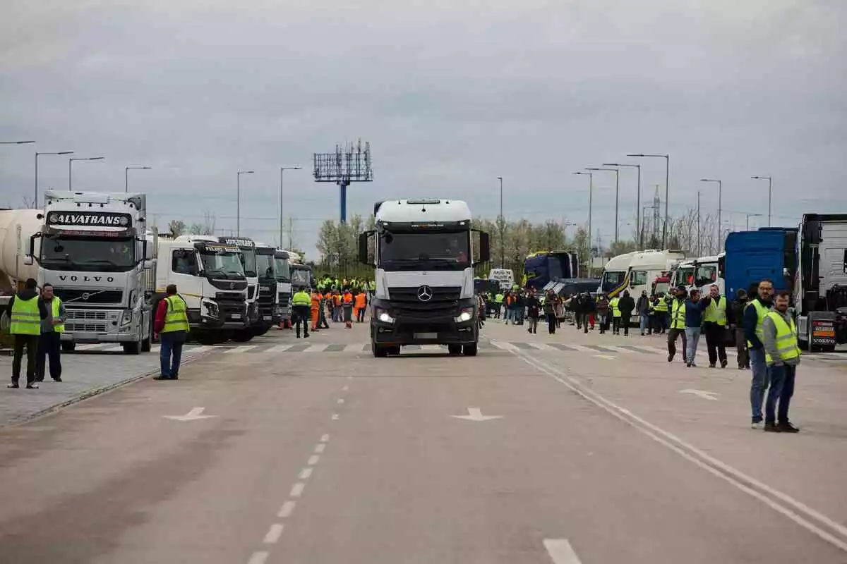 Imatge d'un camió durant la vaga de transportistes del 23 de març del 2022.