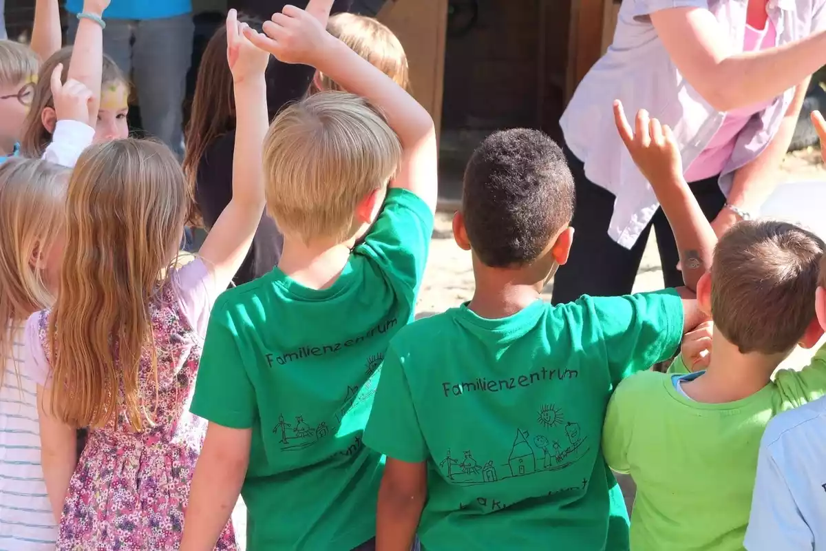 Imatge d'un grup de nens d'esquena durant una activitat