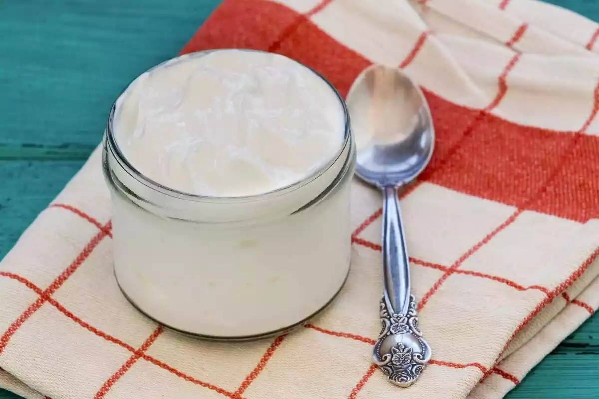 Imatge d'un iogurt natural.
