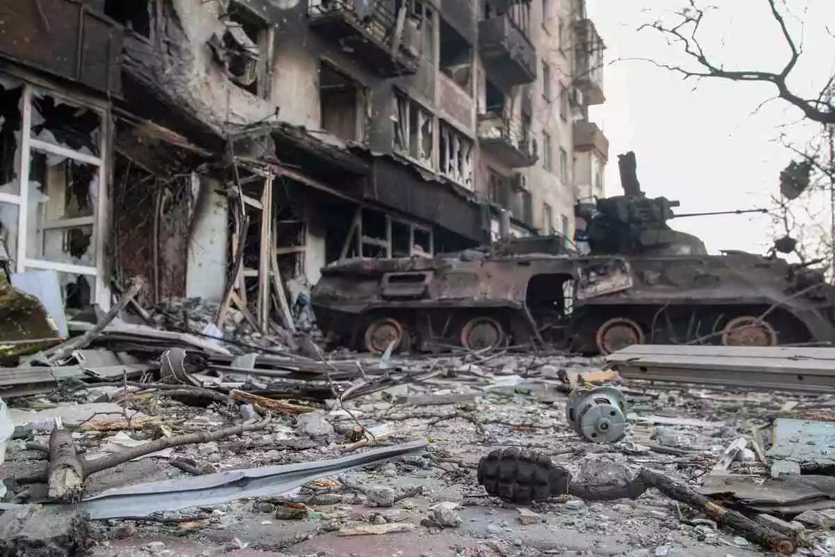 Imatge d'un tanc i un edifici destruït pels bombardejos a Mariúpol