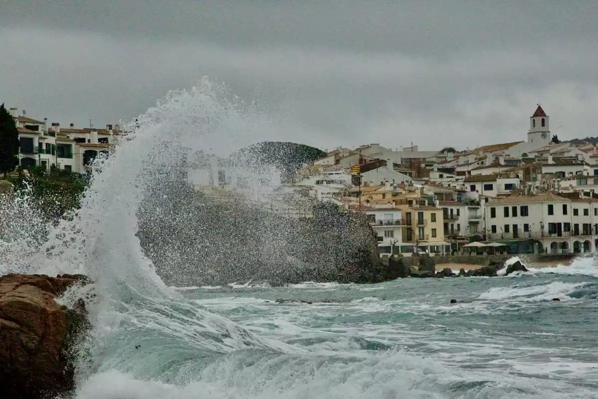 Imatge d'un temporal de mar dur a Calella de Palafrugell