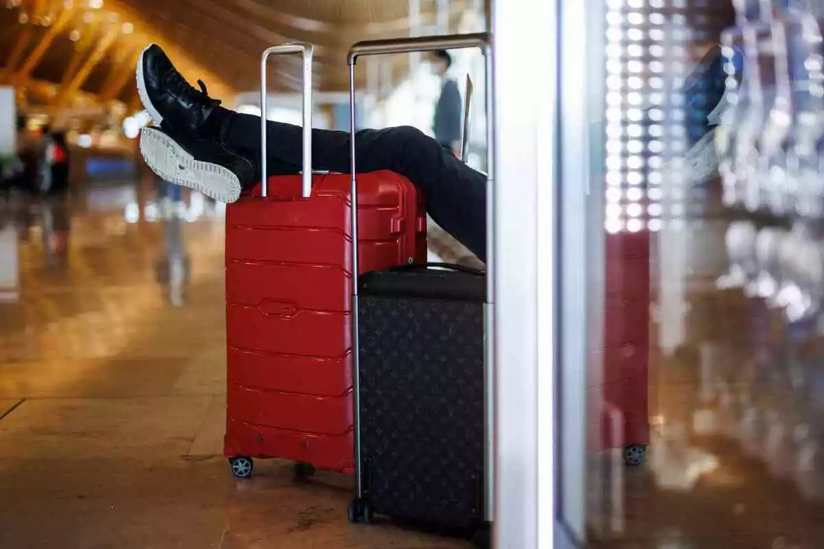 Imatge d'una persona amb una maleta.