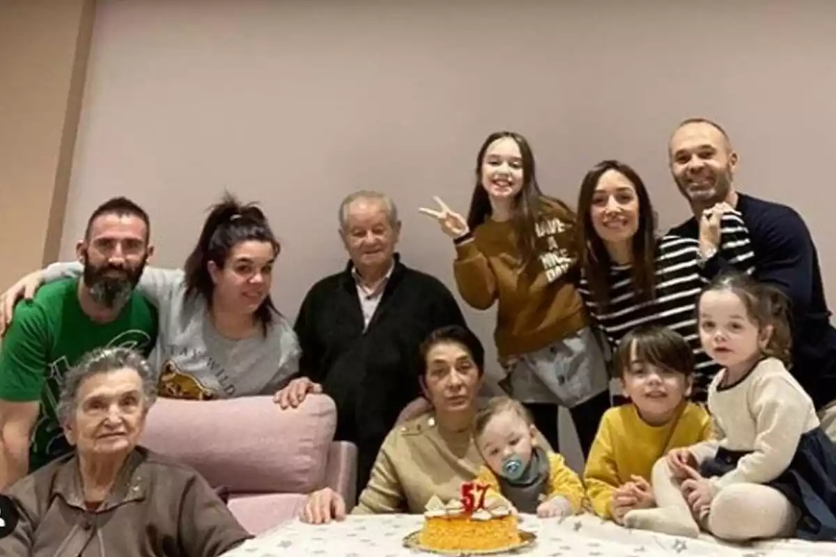 Iniesta i la seva família celebrant l'aniversari de la mare del futbolista (22-1-2020)