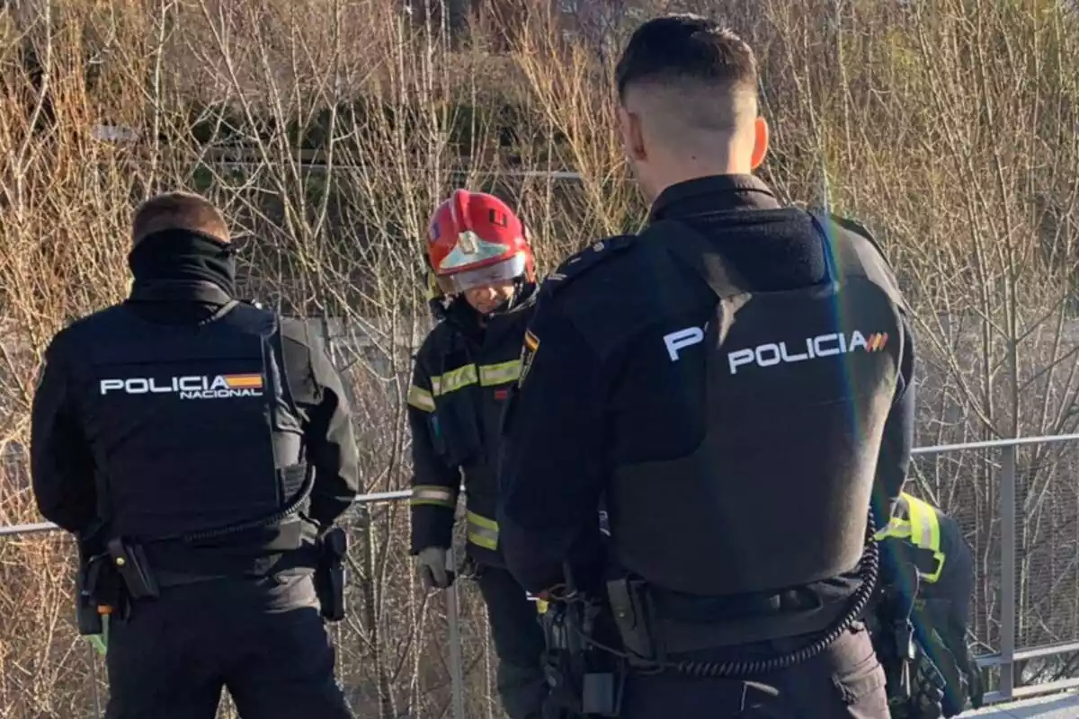 La Policia Nacional i els Bombers de Madrid treballant en una emergència a la capital d'Espanya