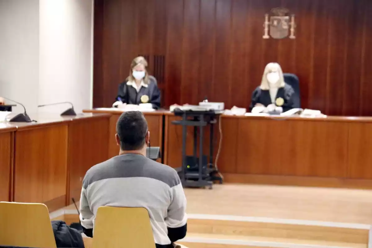 L'acusat d'abusar del fill de 5 anys, durant el judici a l'Audiència de Lleida