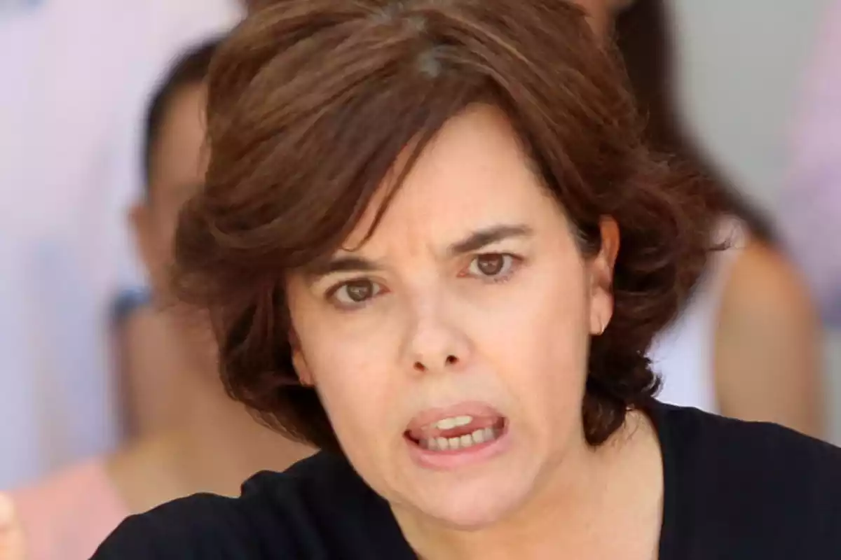 Primer pla de Soraya Sáenz de Santamaría parlant en un acte polític