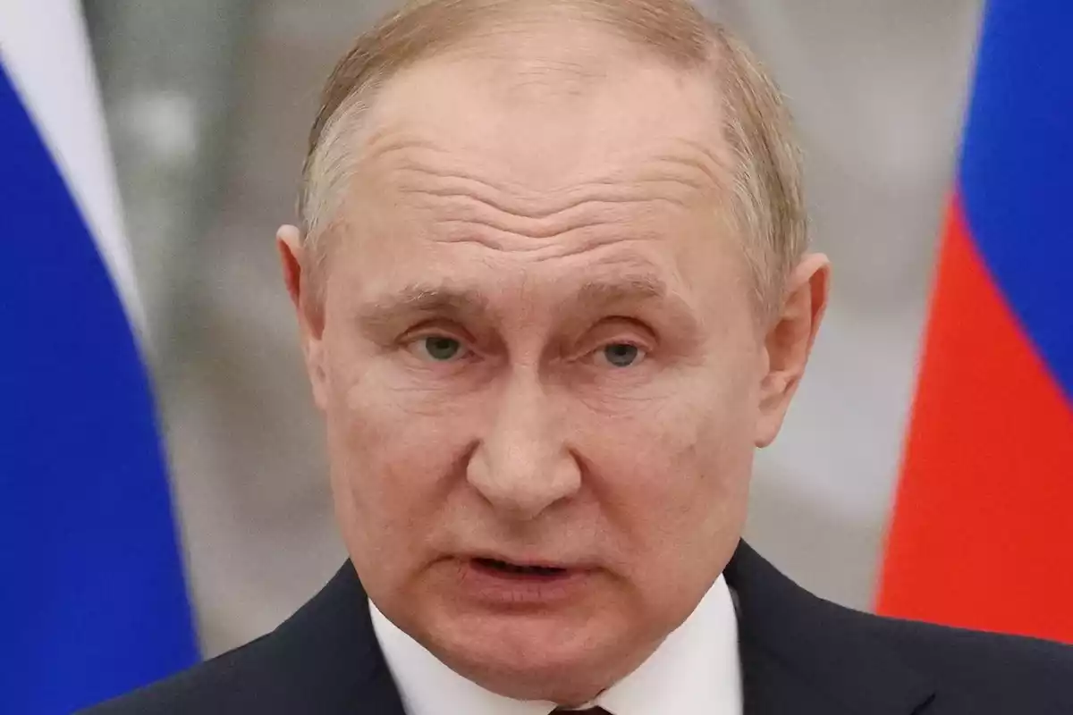 Primer pla de Vladímir Putin fent un discurs