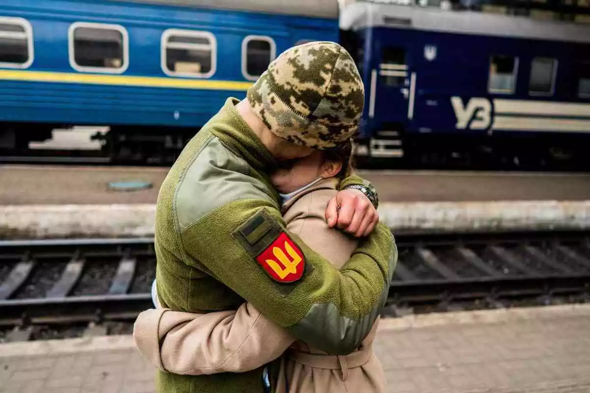 Soldat abraça a la seva dona