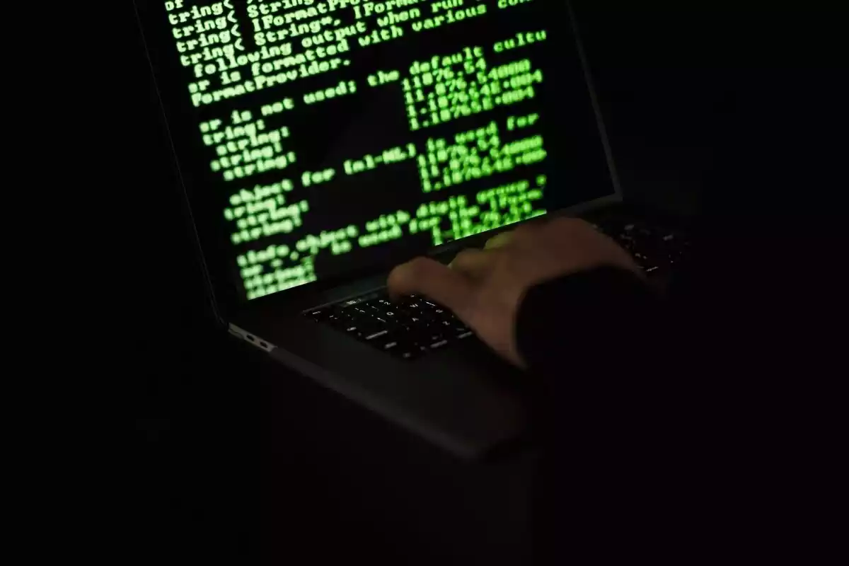 Un ordinador amb codis xifrats.