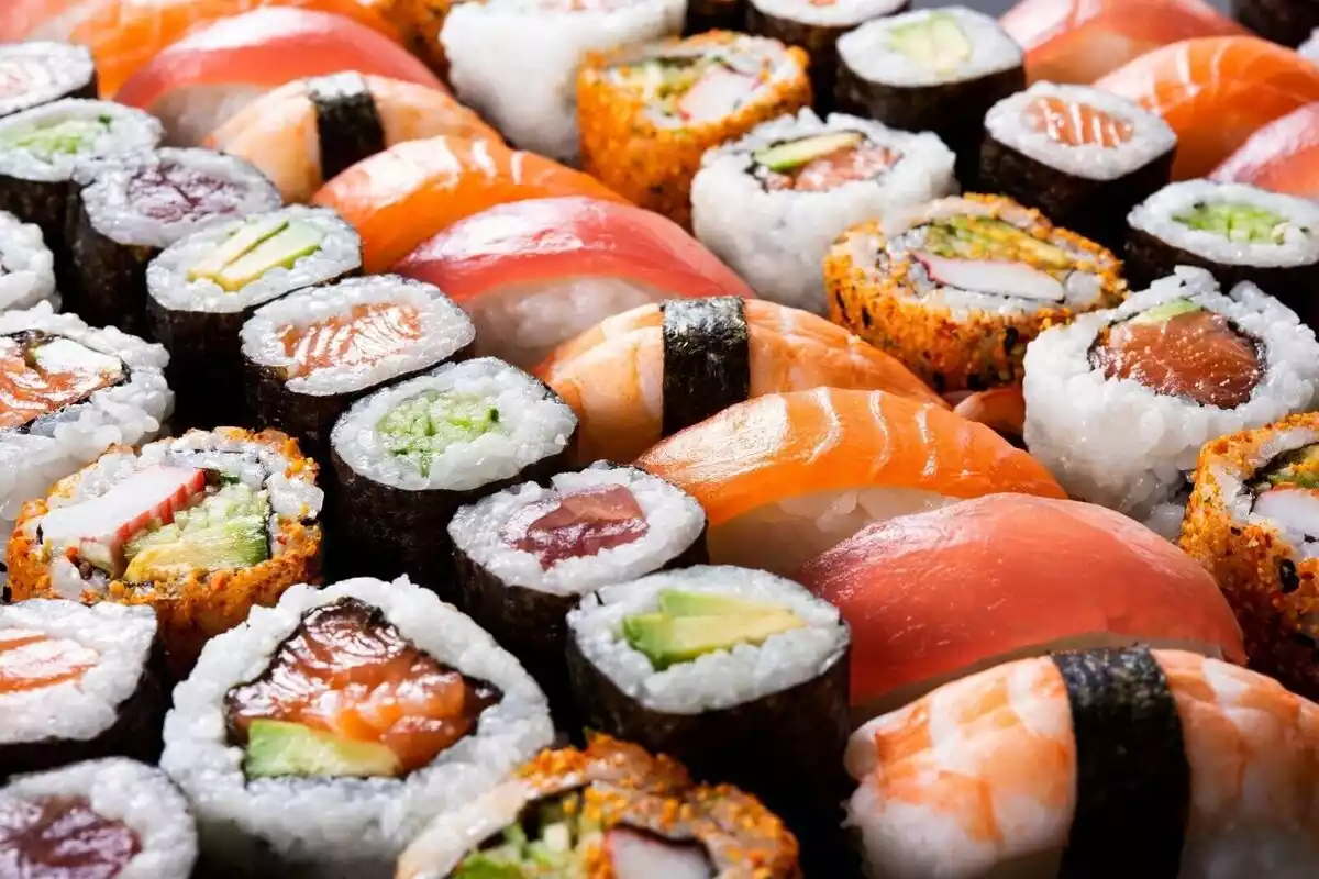 Un plat ple de sushi.