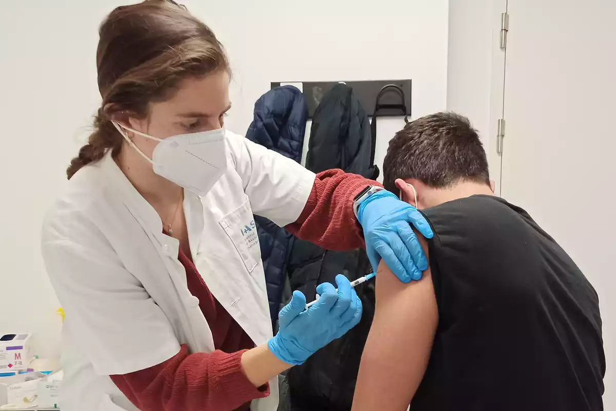 Una infermera vacunant un voluntari amb una dosi d'Hipra al Trueta
