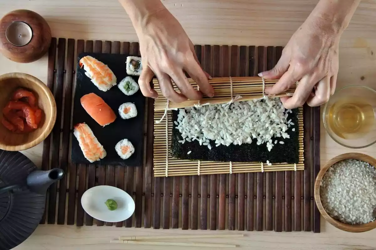 Una persona fent sushi.
