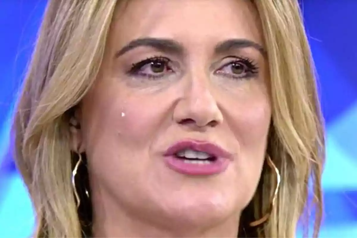 Carlota Corredera plorant en un plató de televisió