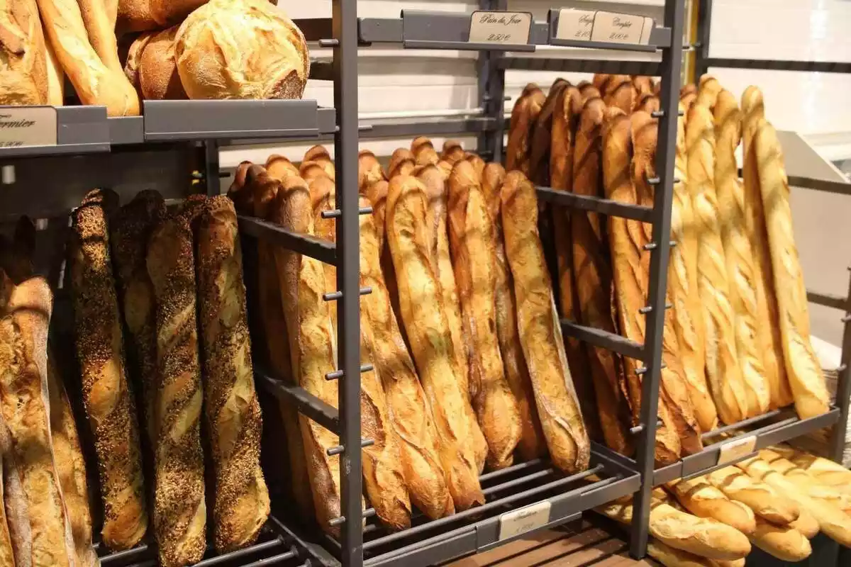 Imatge de diverses barres de pa col·locades a una prestatgeria