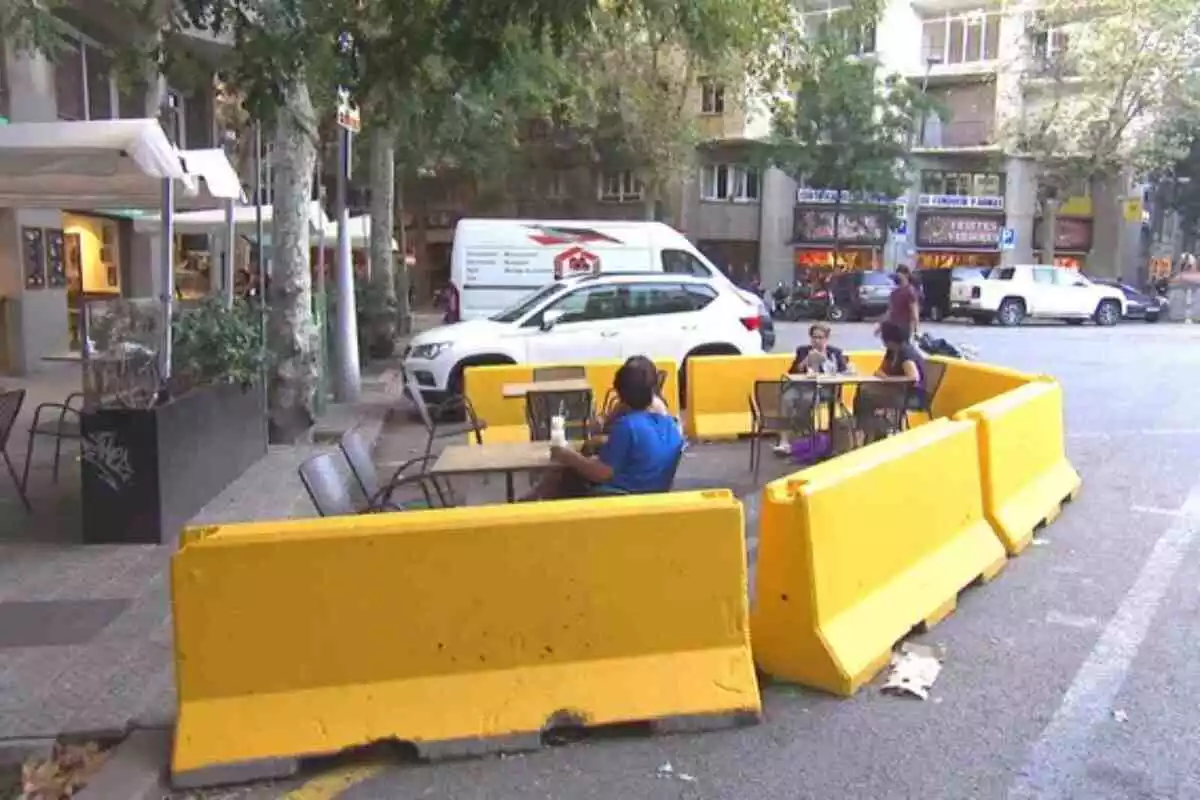 Imatge de diversos blocs de formigó que delimiten un bar a Barcelona.