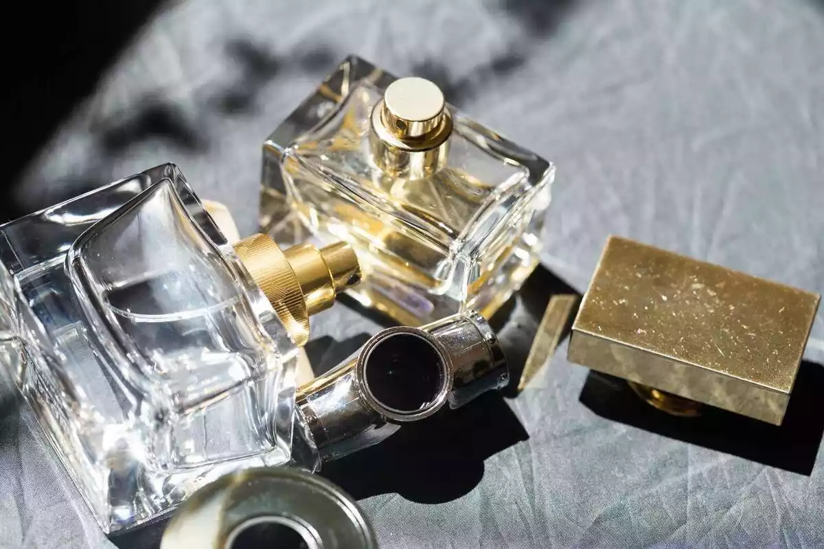 Imatge de diversos flascons de perfum