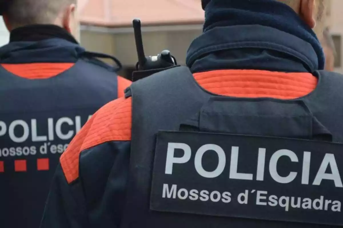 Imatge de dos policies dels Mosso d'Esquadra