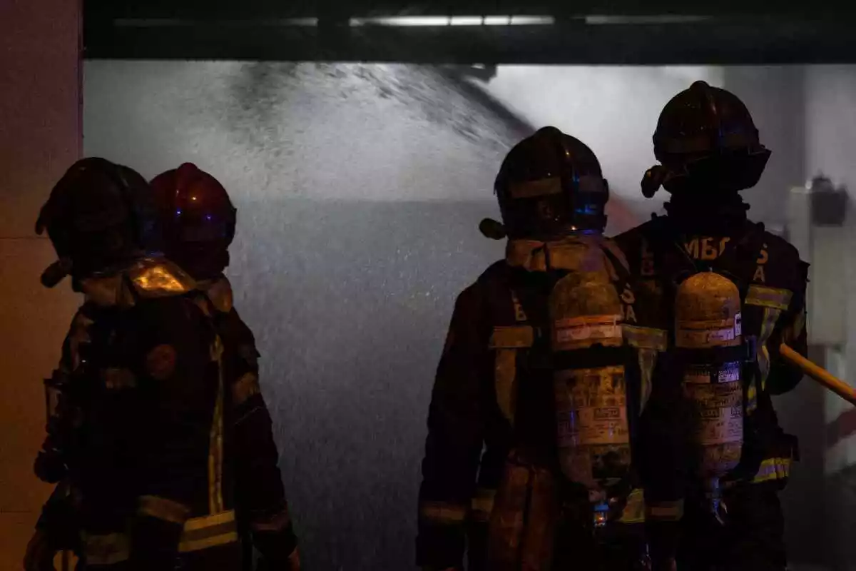 Imatge dels Bombers de Barcelona apagant les flames en una botiga de mascotes.