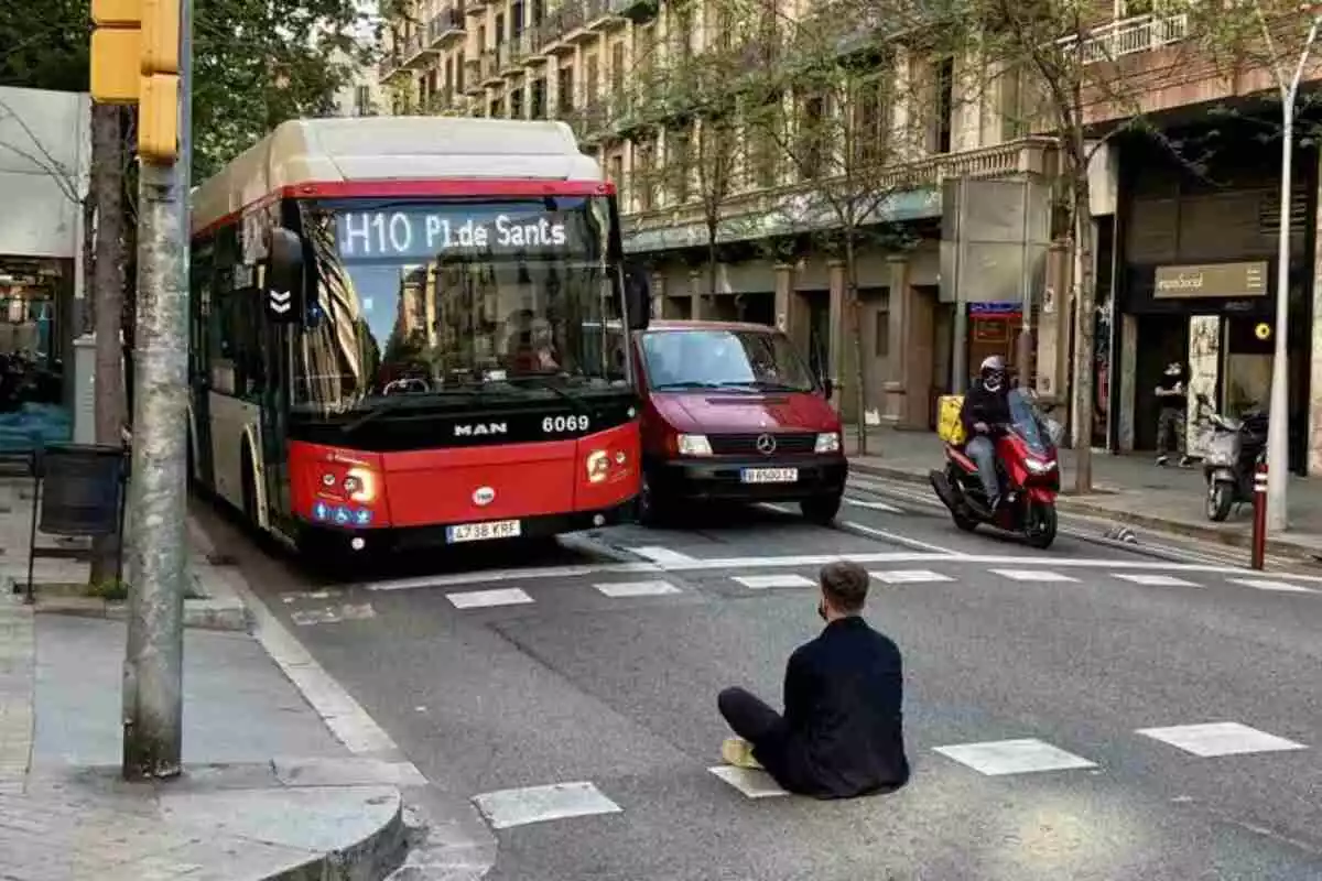 Imatge d'un jove assegut davant un bus a Barcelona