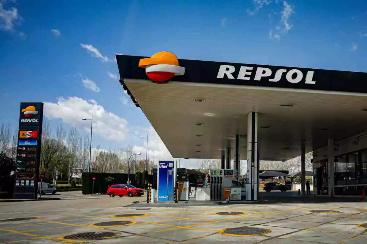 Imatge d'una gasolinera Repsol.