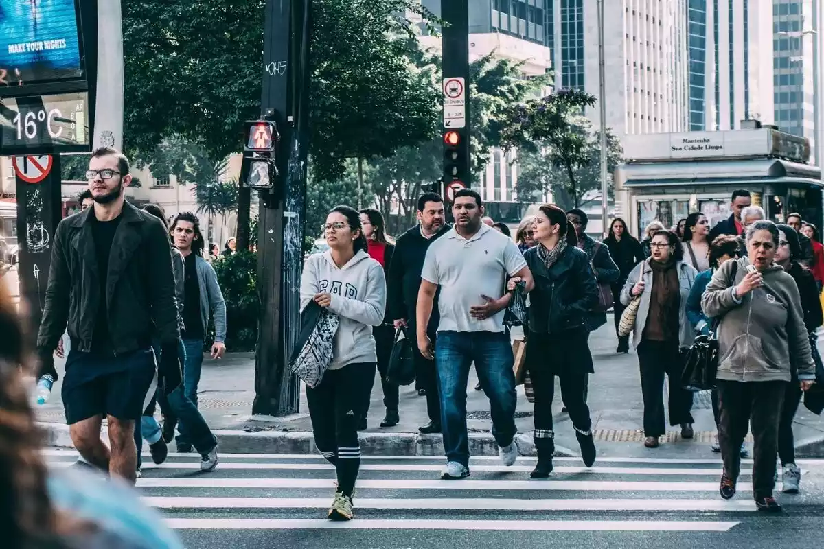Imatge d'una multitud de gent passejant pel carrer sense mascareta