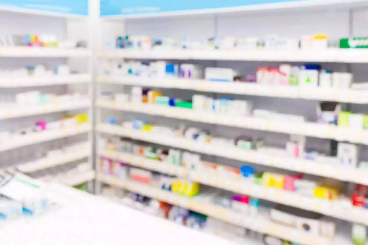 Imatge d'una prestatgeria d'una farmàcia plena de medicaments