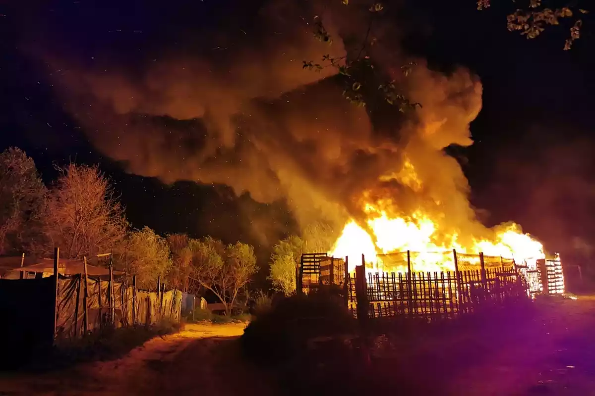 Les flames cremen una zona d'horts darrera la discoteca Drinkking Carpes Sant Cugat