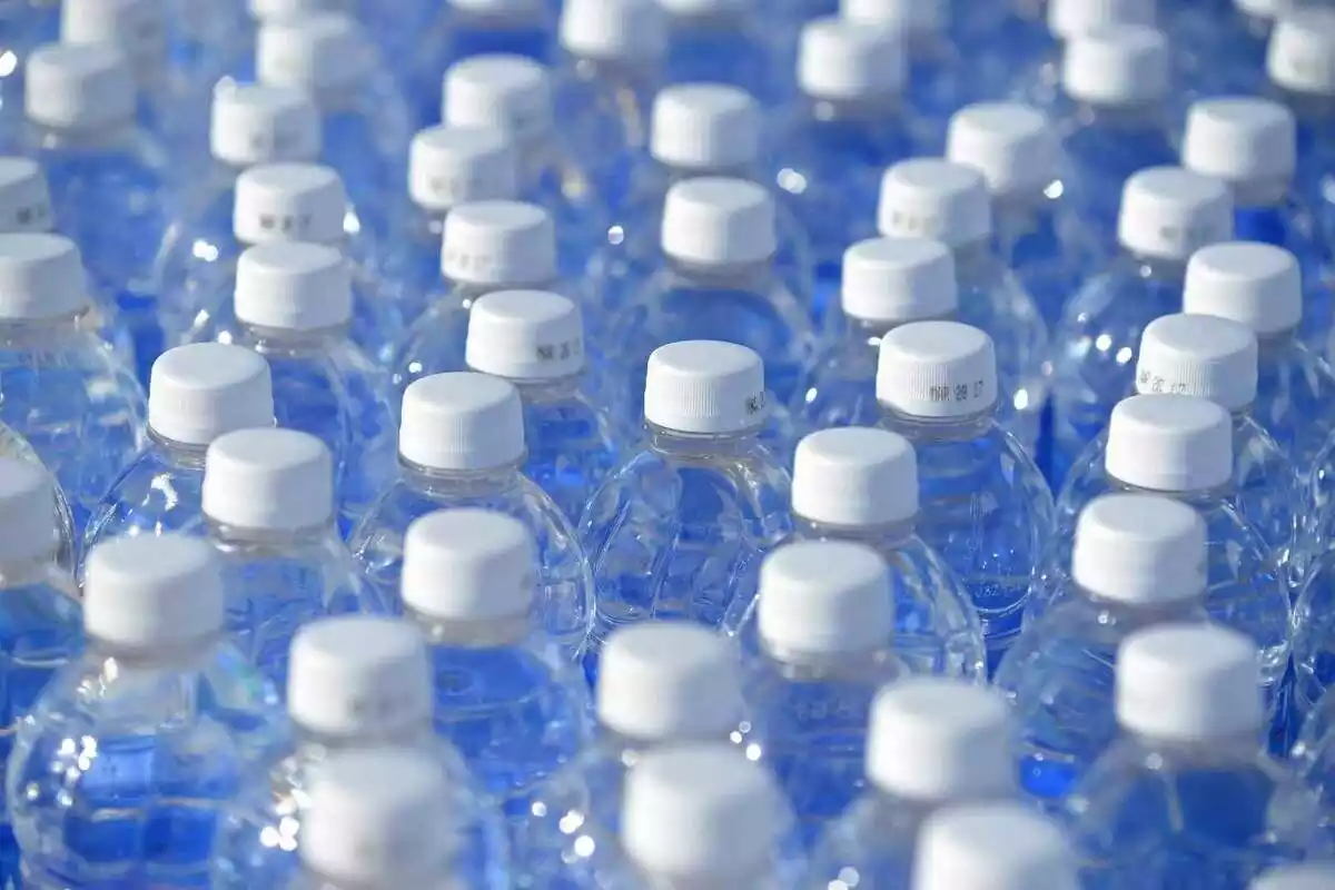 Moltes ampolles de plàstic