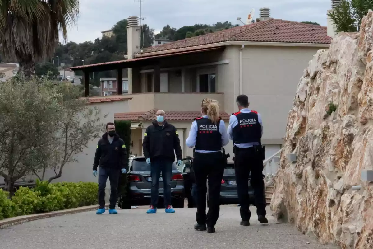 Mossos d'Esquadra a la casa de Lloret de Mar on han trobat tres cadàvers
