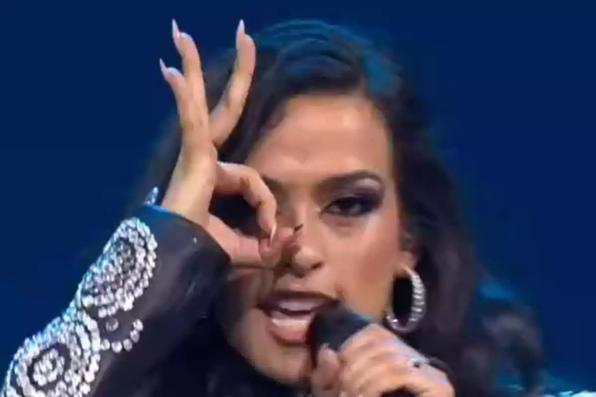 Chanel fent el símbol de l'ull d'Horus durant l'actuació a Eurovisió
